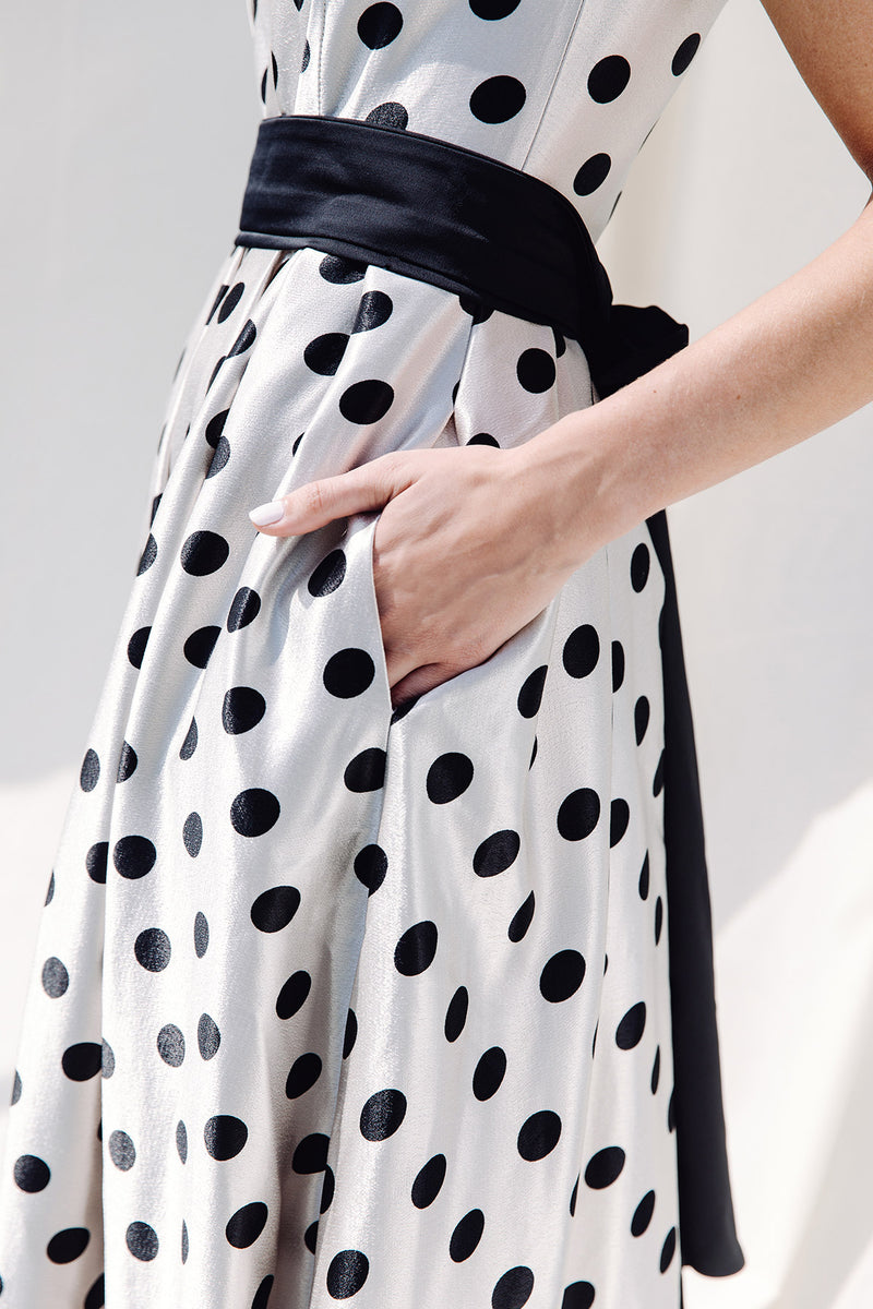 Kleid mit Polka Dots und schwarzem Gürtel