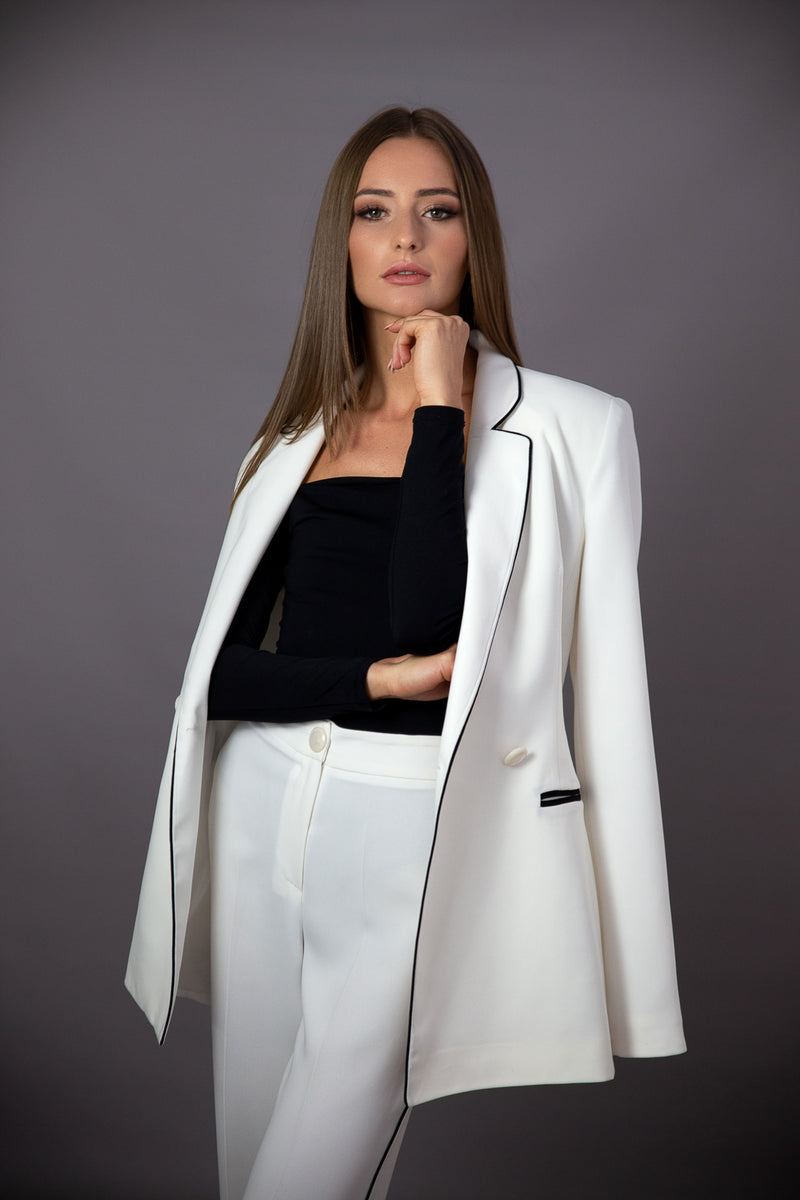 Weißes Anzug-Set mit schwarzen – Details Emel Gloss